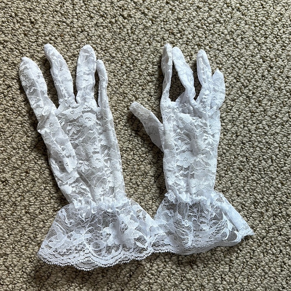 Lace hand gloves